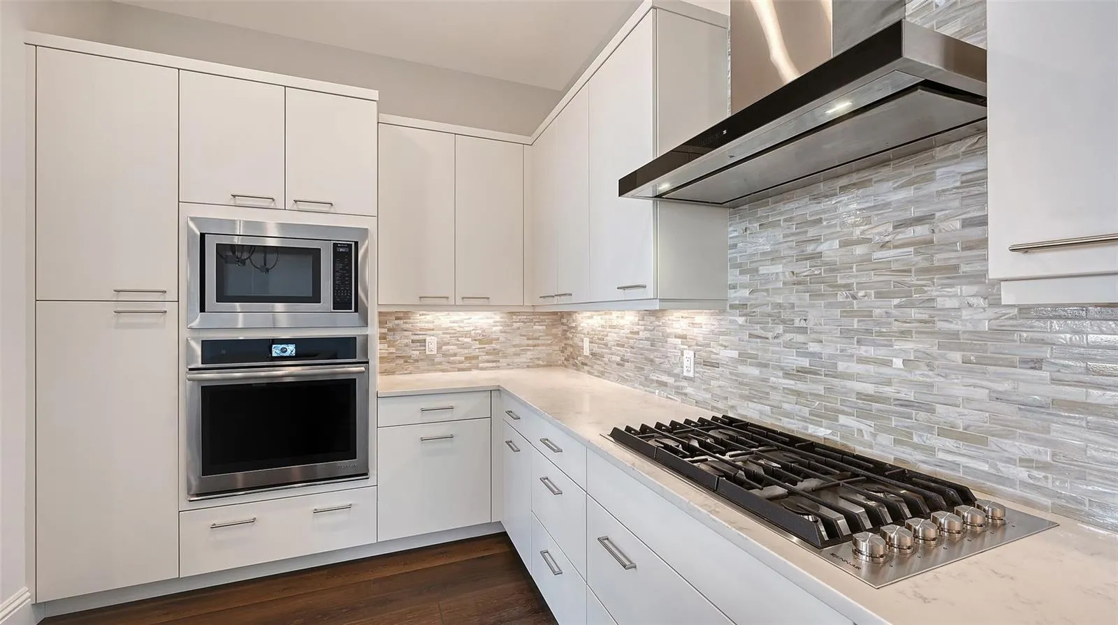 Gas cooktop with vented hood and bullt in oven  with microwave