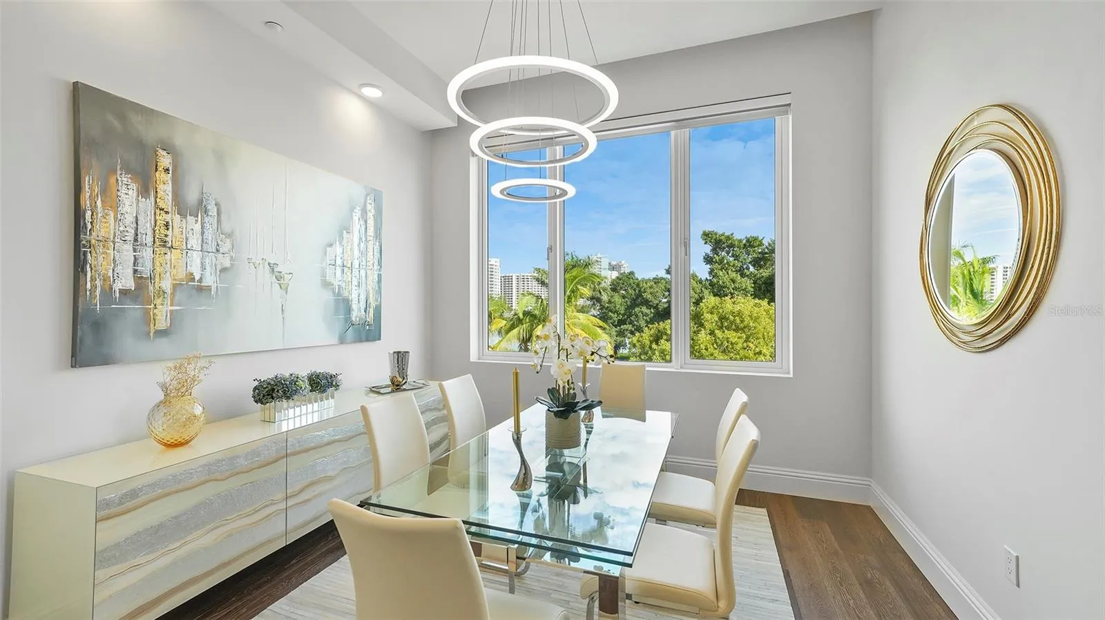 Previously furnished dining area