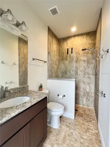 Dual-Entry bathroom from guest bedroom and lanai