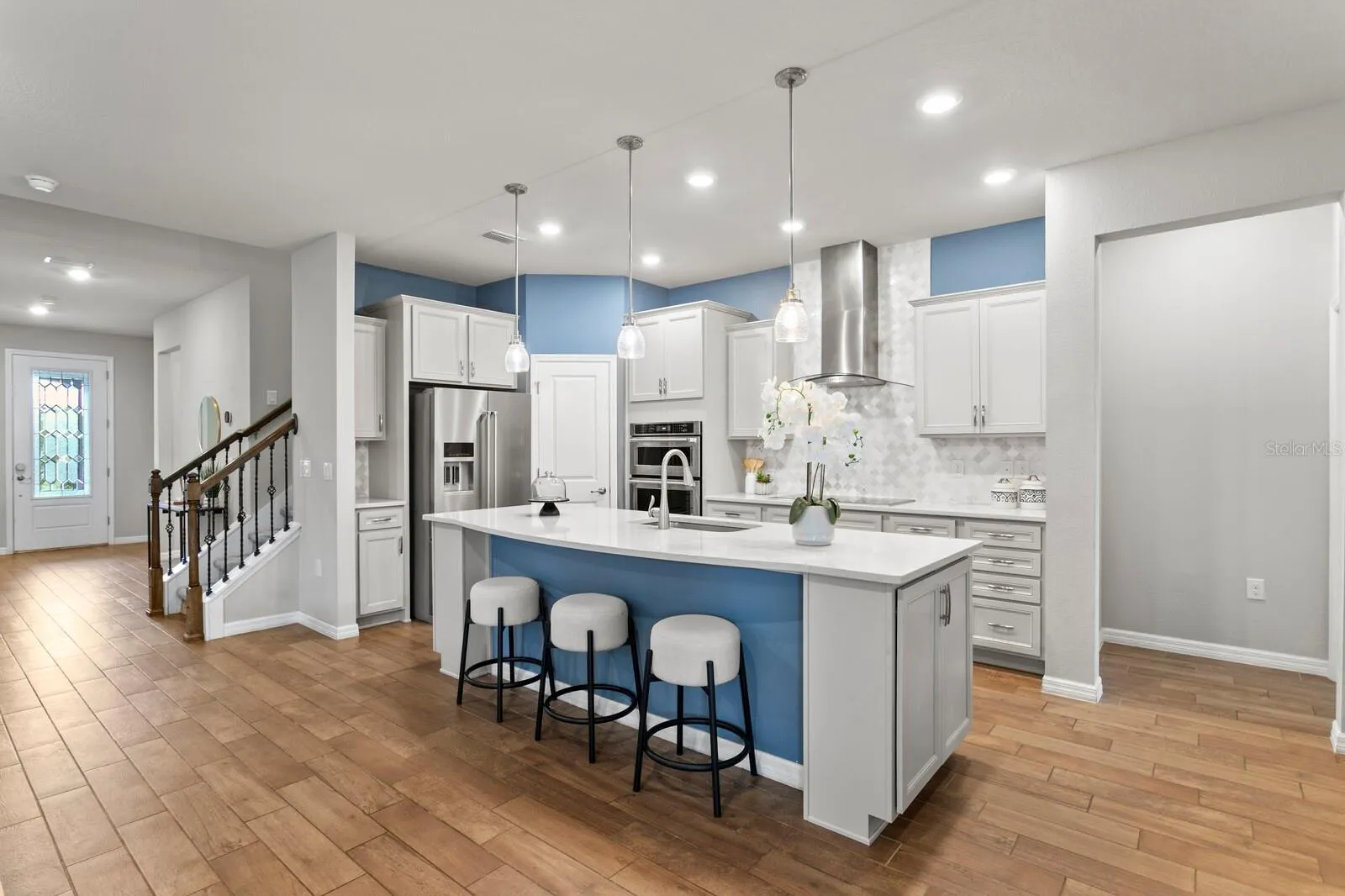 Open design around kitchen