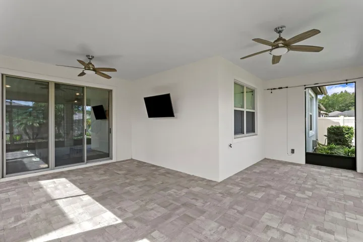 Dual ceiling fans (note lanai TV does not work and is not warranted)