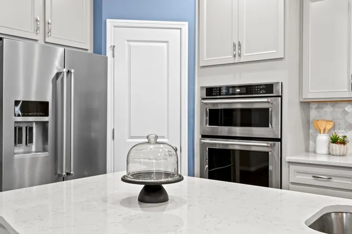 Double-oven and large closet pantry