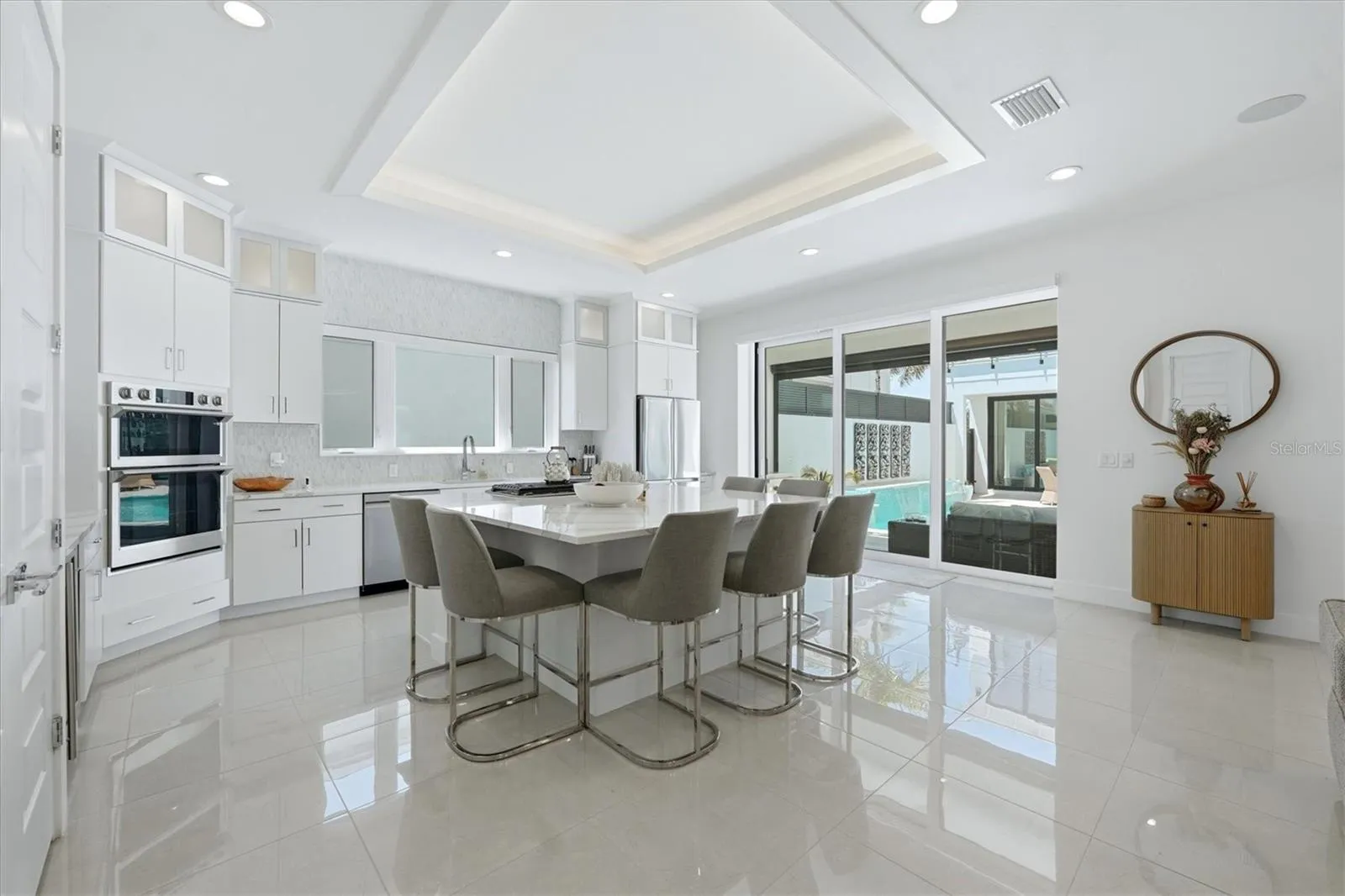 large island, Quartz tops, eat in seating