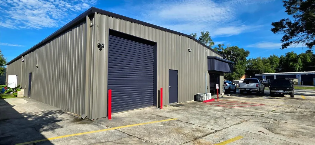 10' by 12' roll up door and side entry