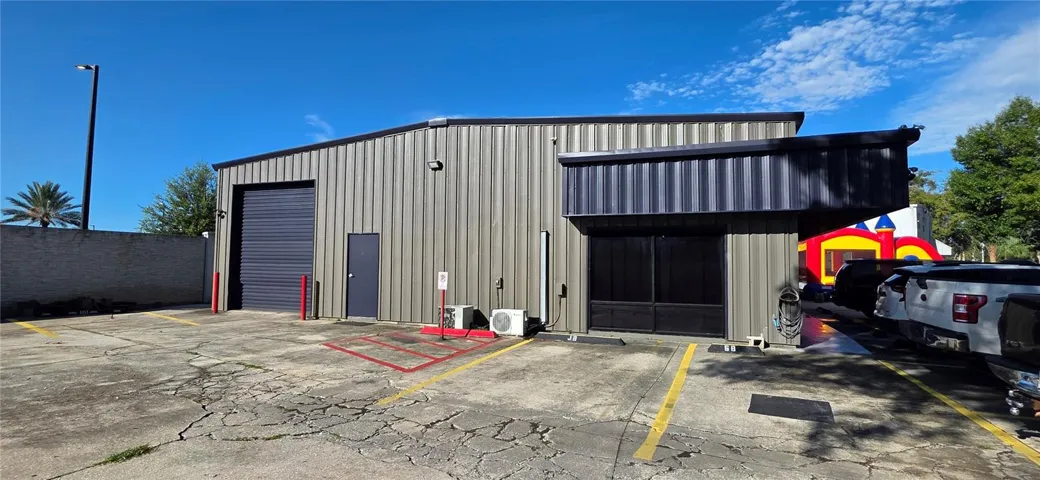Flex warehouse with two offices excellent location!