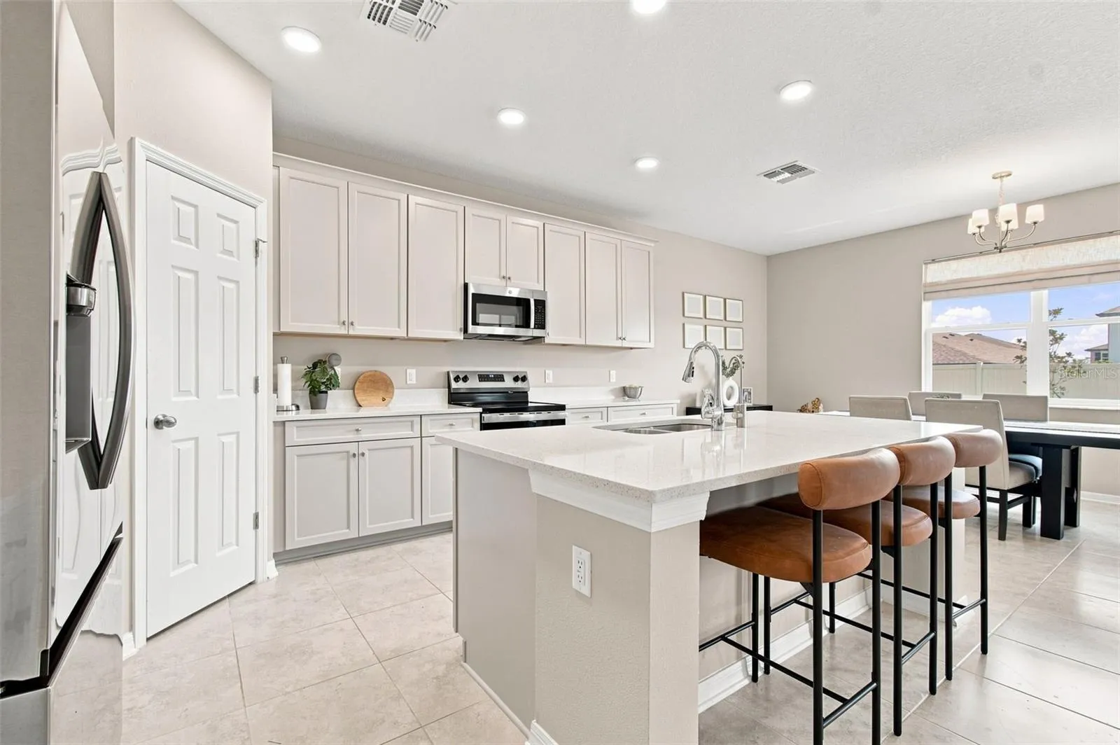 Breakfast bar at the kitchen island