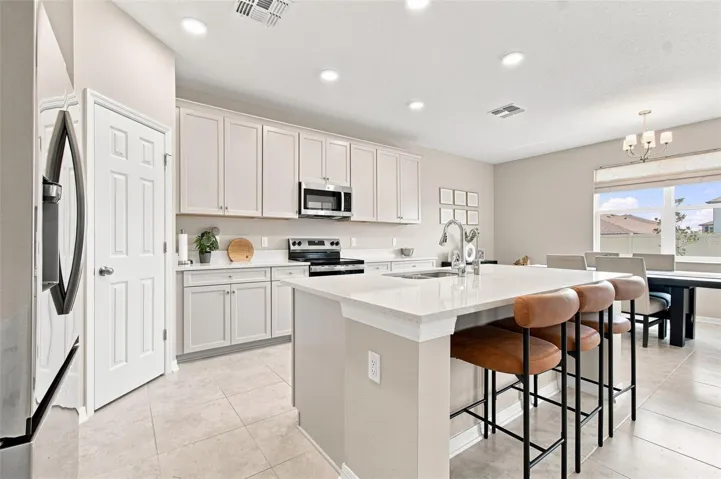 Breakfast bar at the kitchen island