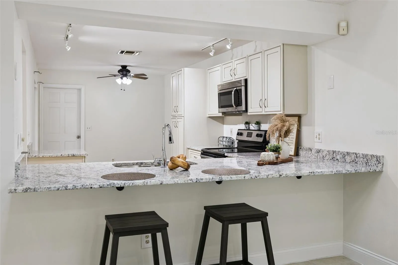 Kitchen counter seats 2+
