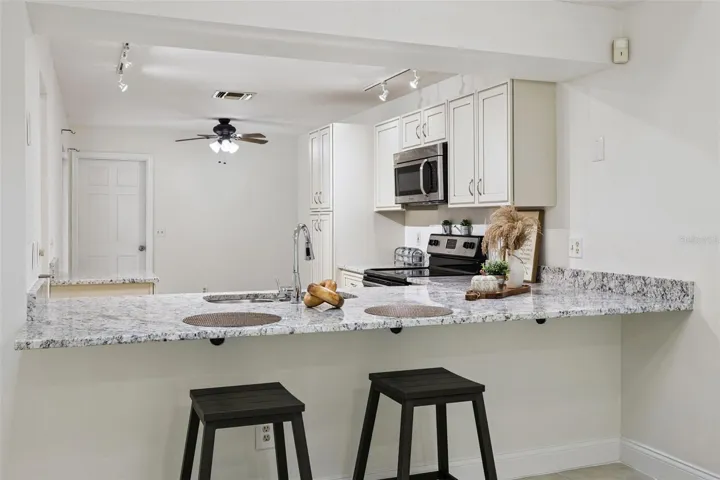 Kitchen counter seats 2+