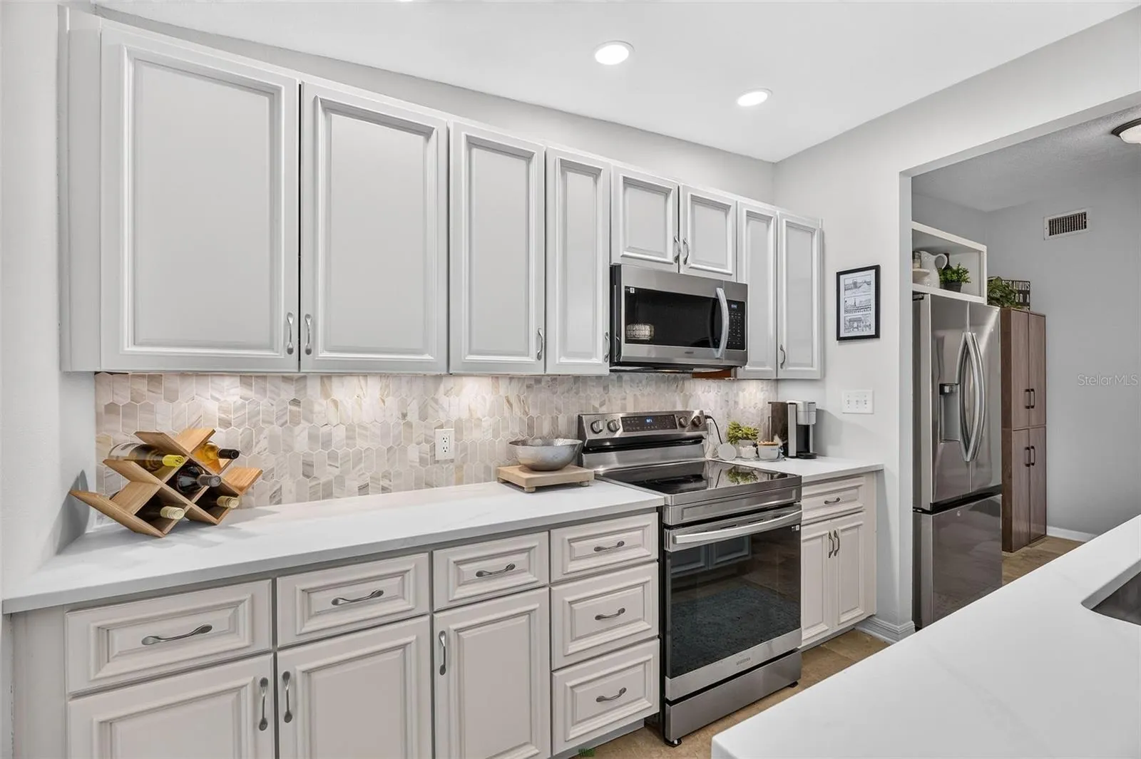 Quartz counter tops, new appliances