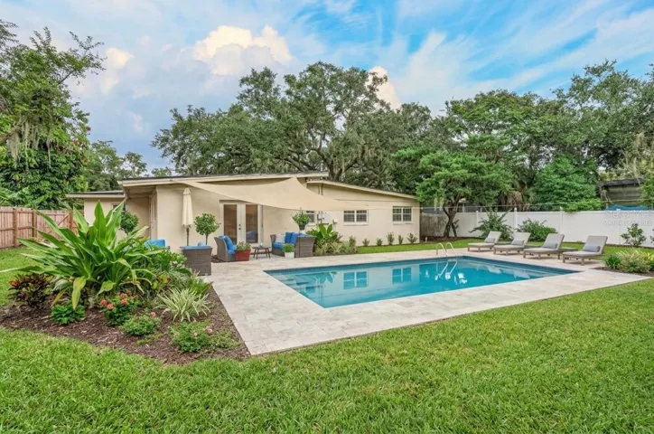 VIRTUALLY STAGED POOL AND LANDSCAPING