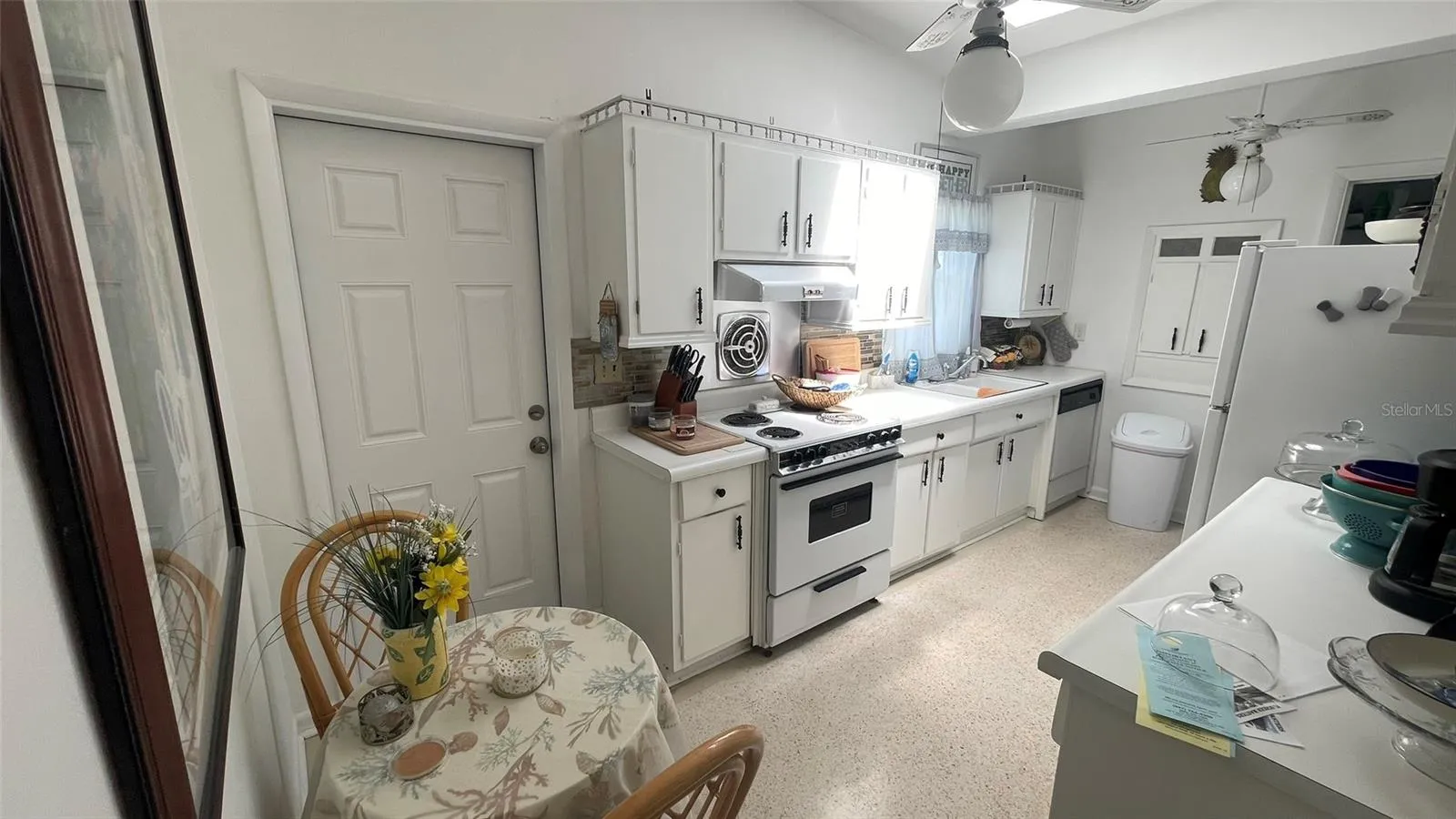 Kitchen w/ Dinette