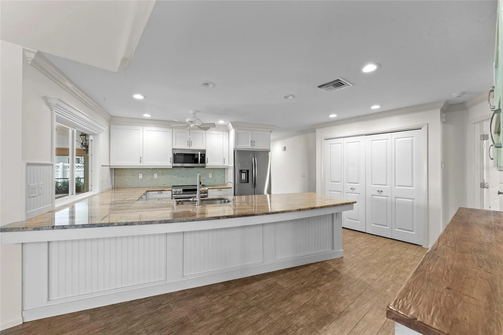 Kitchen with Breakfast Bar