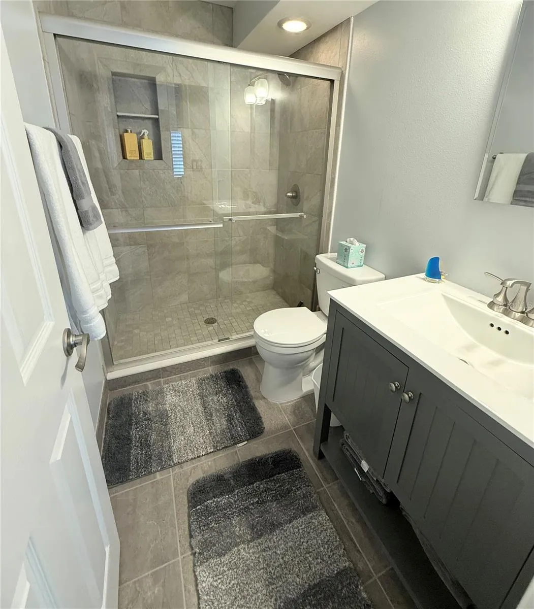 Primary en-suite bath