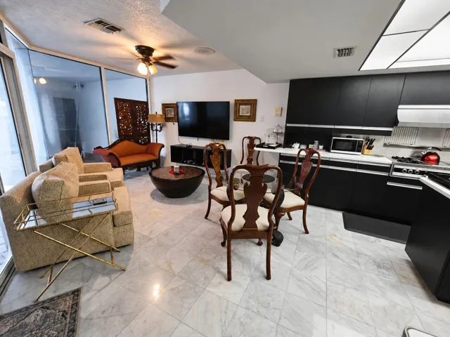 BREAKFAST/FAMILY RM