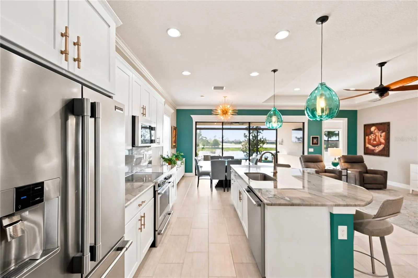 Excellent kitchen layout - a dream for any cook