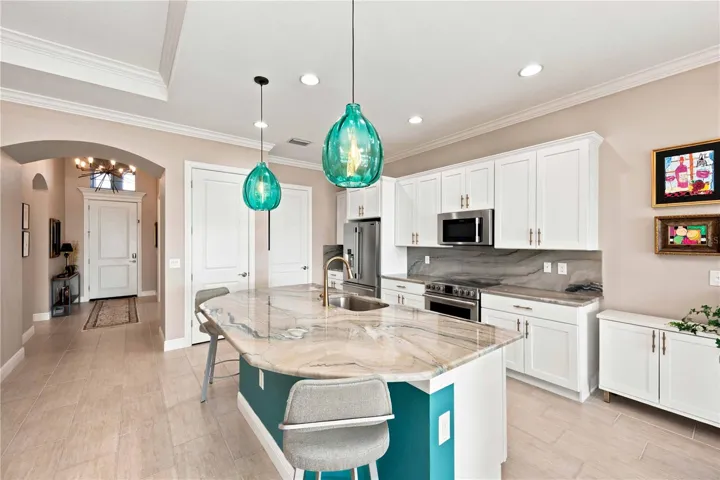 Excellent kitchen layout - a dream for any cook