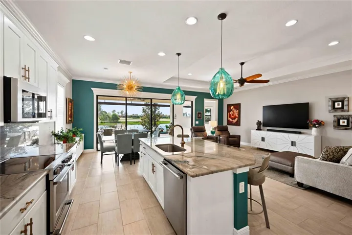 Excellent kitchen layout - a dream for any cook