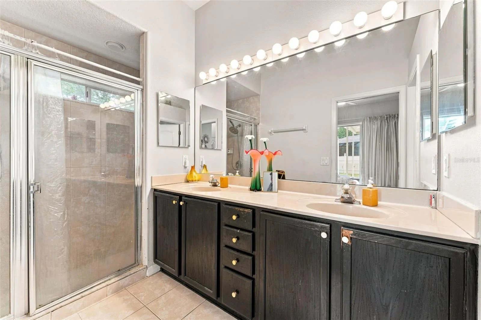 Primary bathroom, tile shower