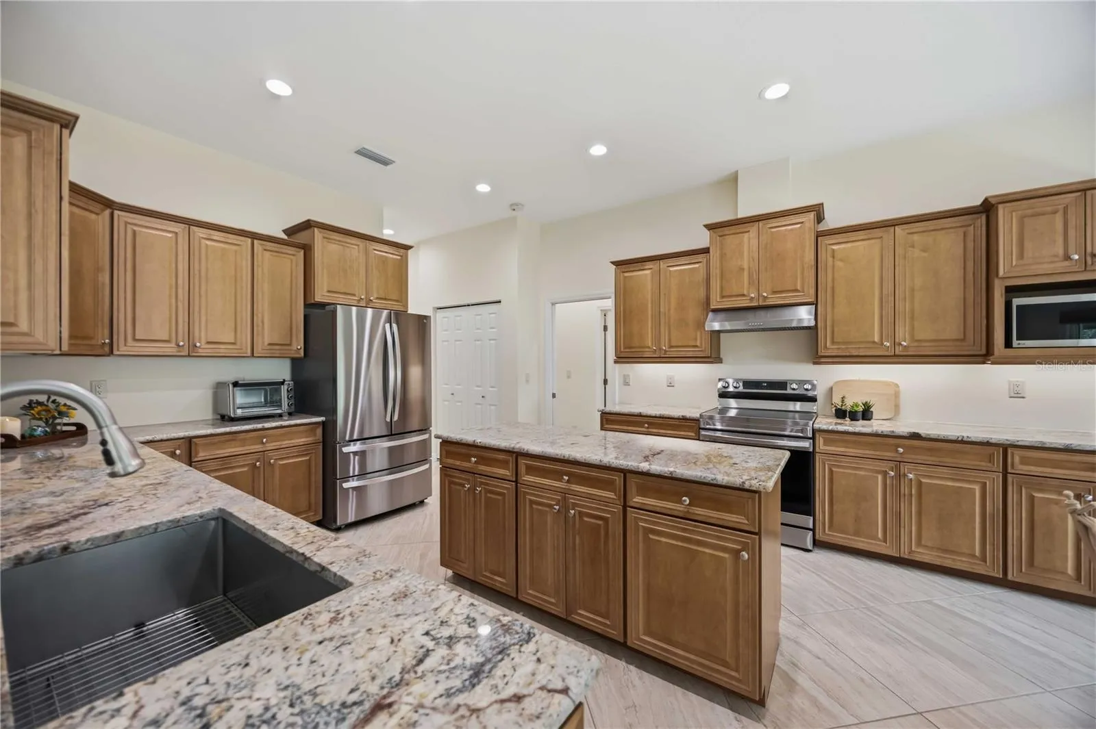 Soft-close cabinets and drawers, granite counters
