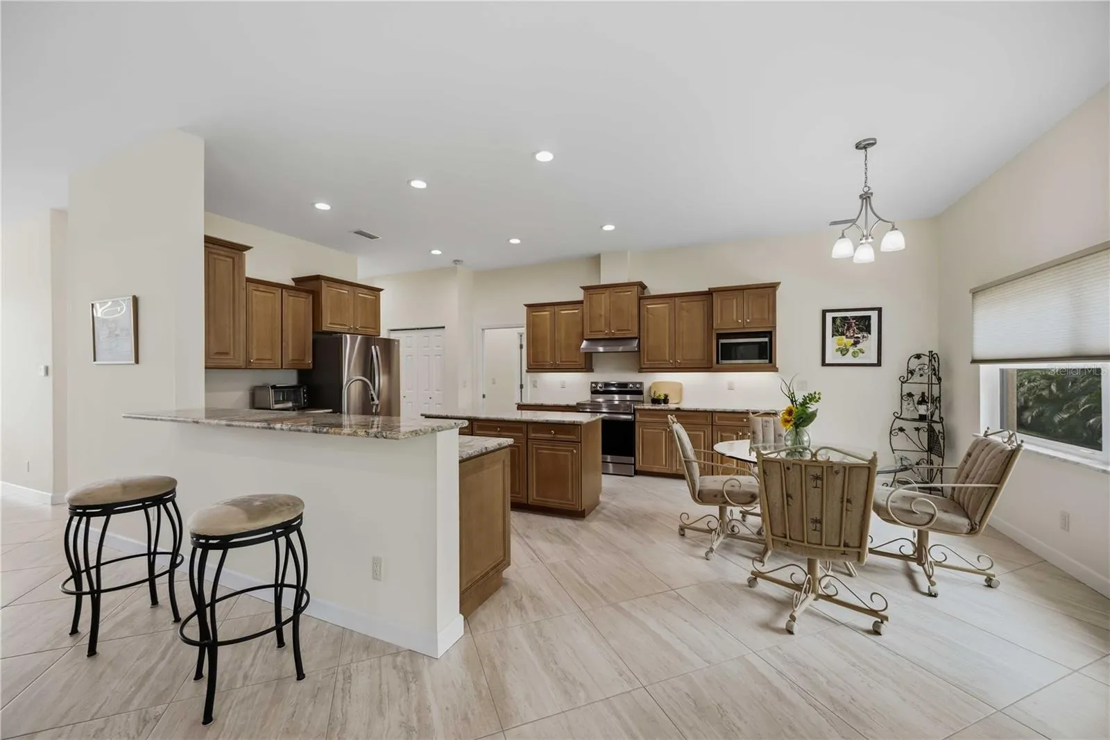 Breakfast bar and kitchenette
