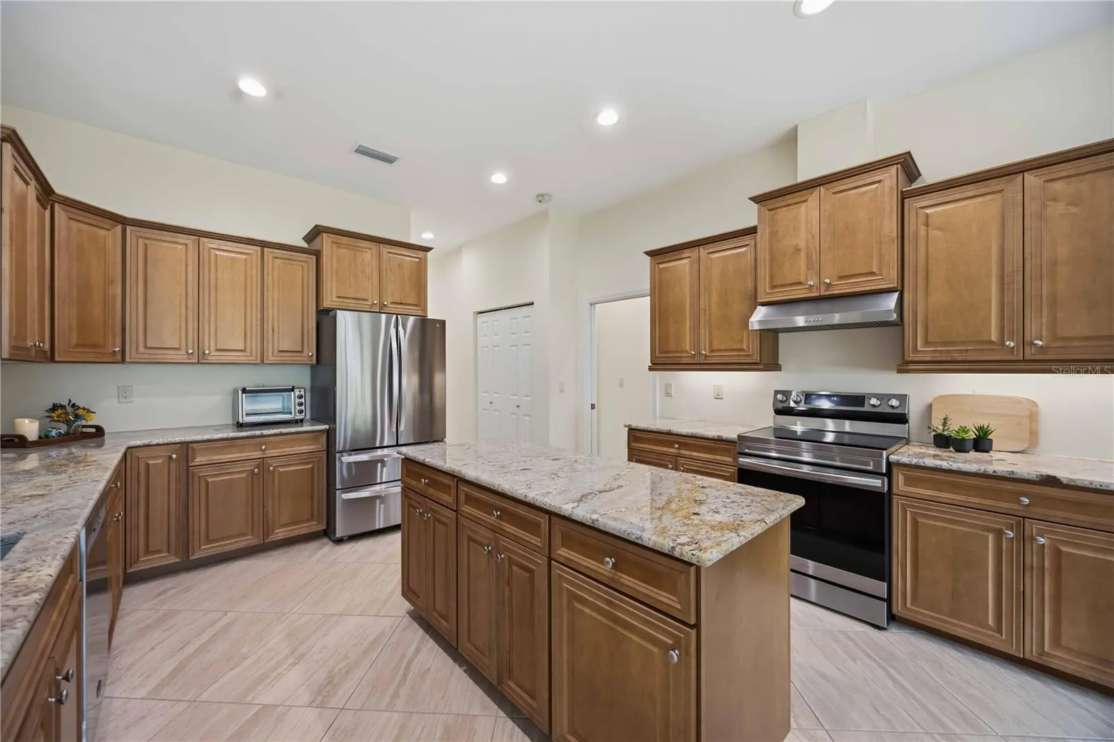 Spacious Kitchen, center island