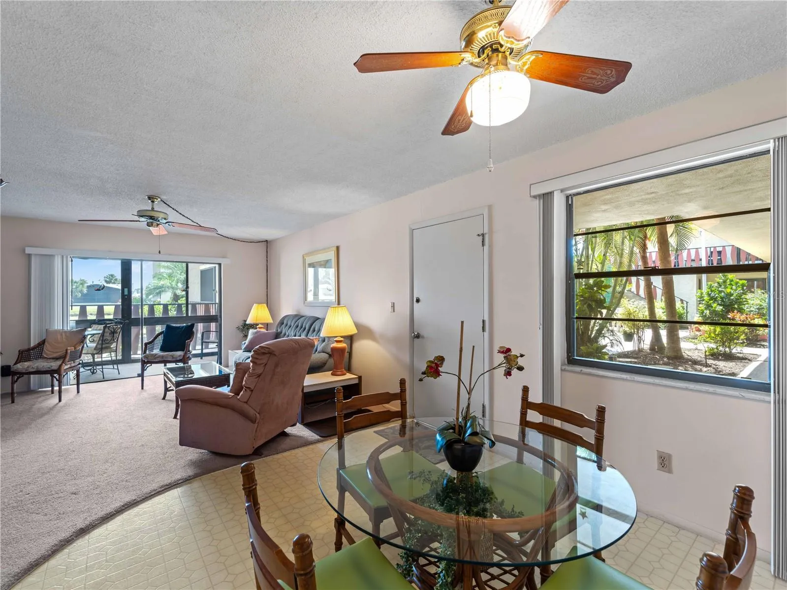 DiningLiving_72BoundaryBlvd_RotondaWest_OpenConcept_WindowView.jpg