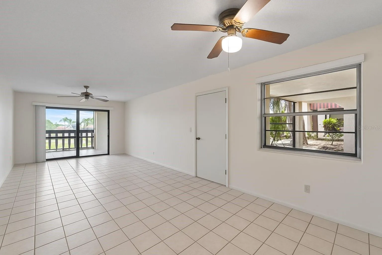 DiningLiving_72BoundaryBlvd_RotondaWest_OpenConcept_WindowView.jpg
