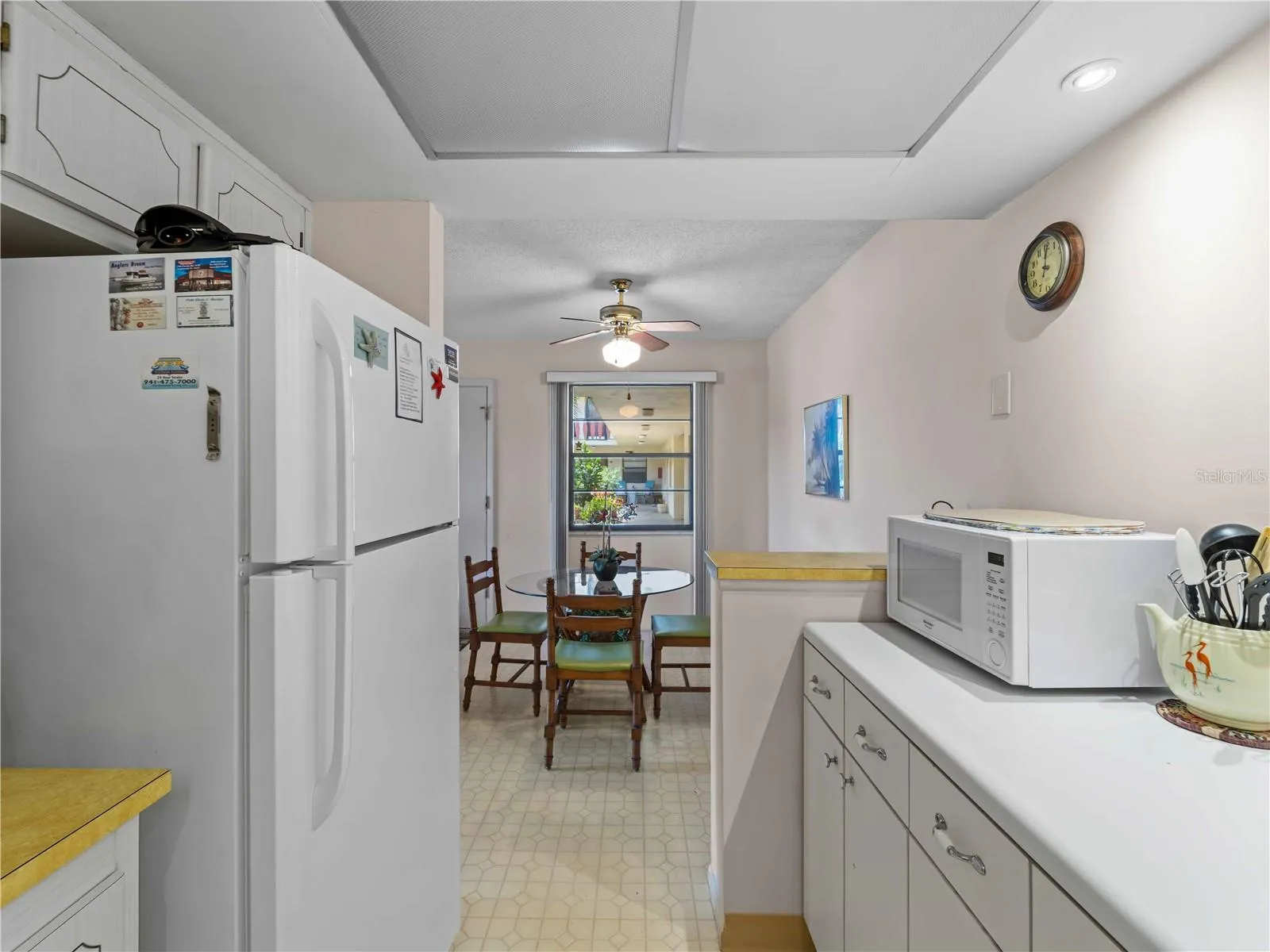 Kitchen_72BoundaryBlvd_RotondaWest_BreakfastBar_Entry.jpg