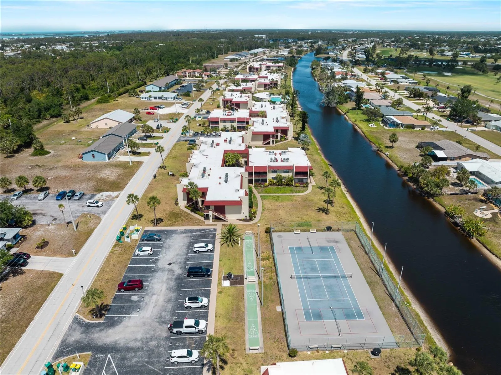 Aerial_72BoundaryBlvd_RotondaWest_CommunityAmenities_Overhead.jpg