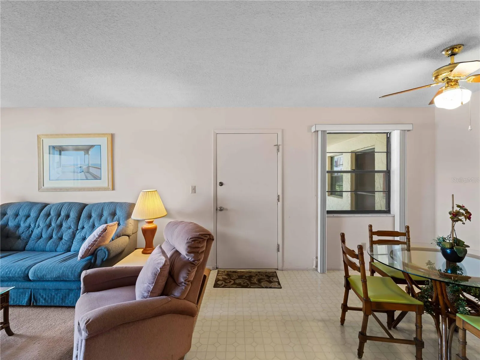DiningLiving_72BoundaryBlvd_RotondaWest_OpenConcept_Entry.jpg