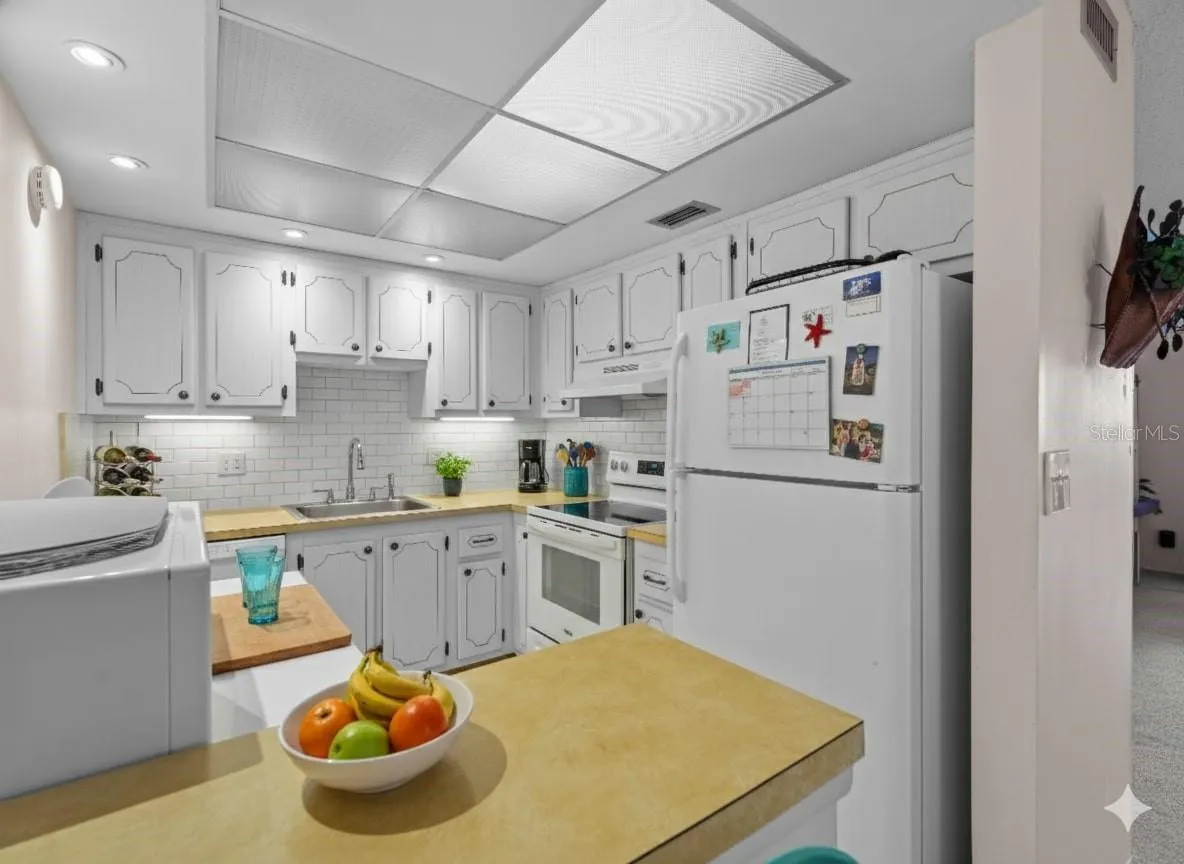 Kitchen_72BoundaryBlvd_RotondaWest_BreakfastBar_Detail.jpg