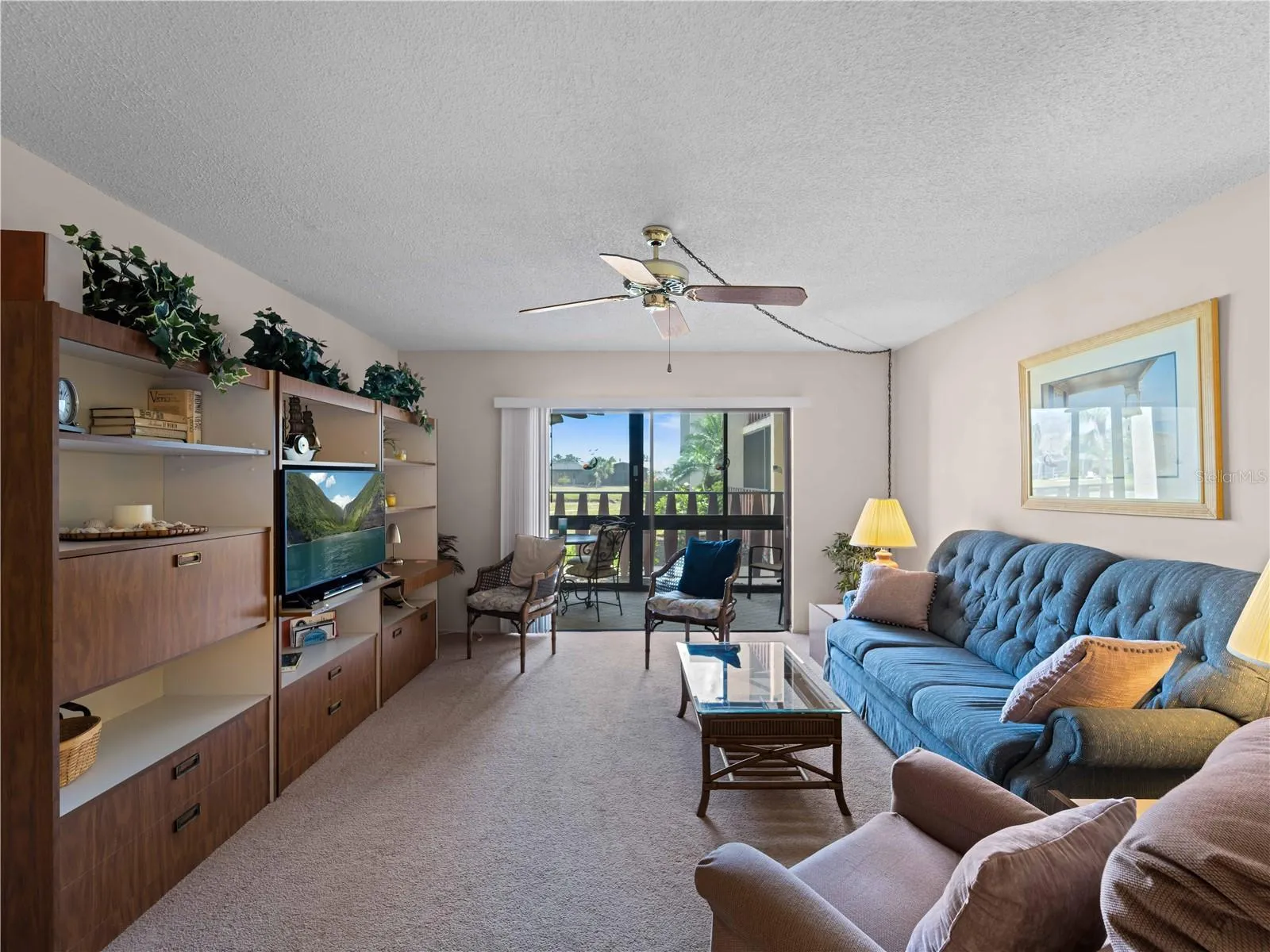 LivingRoom_72BoundaryBlvd_RotondaWest_NaturalLight_WindowView.jpg