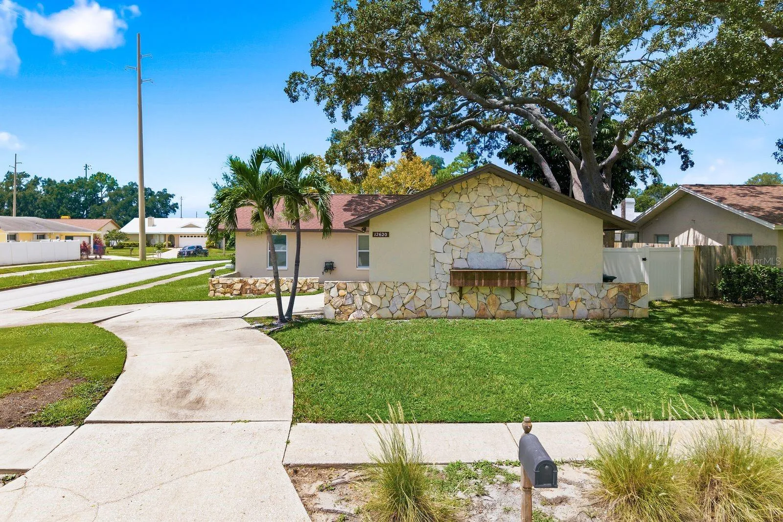 Beautiful curb appeal + that convenient circular drive!