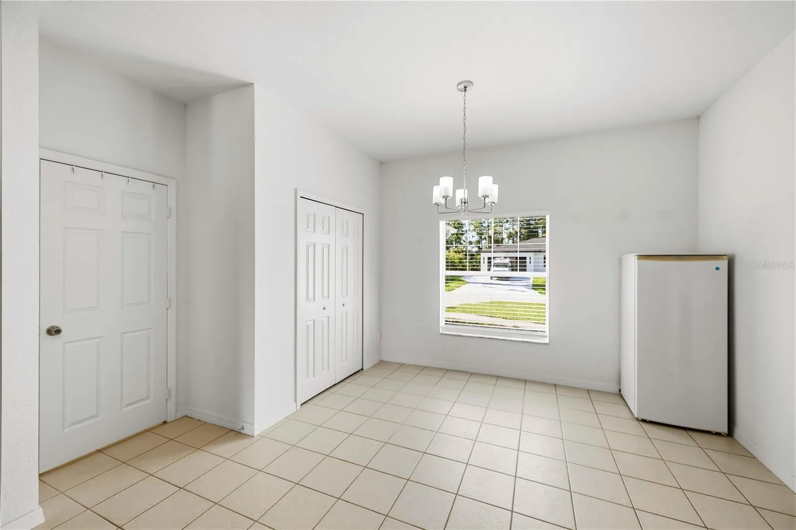 Pantry to the left and eat in kitchen area