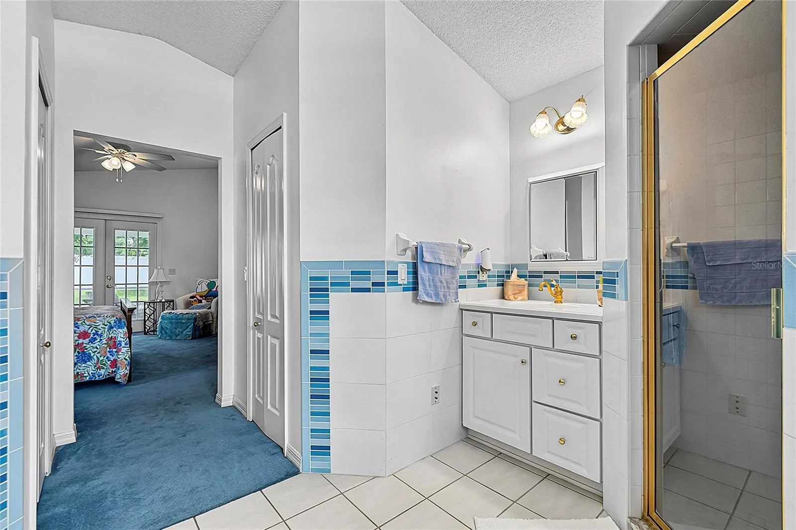 Primary bath with dual vanity