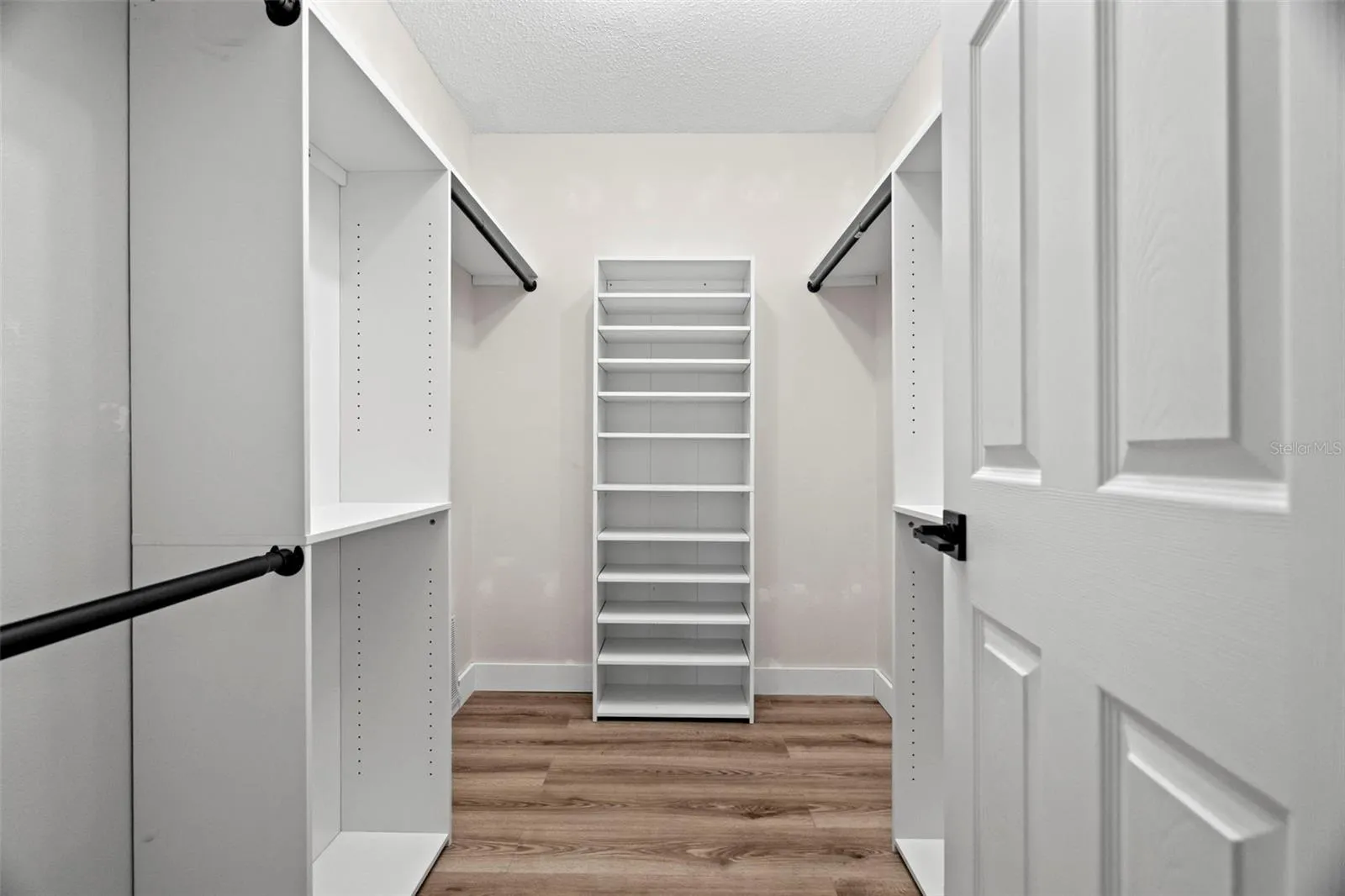 Master Walk in Closet !