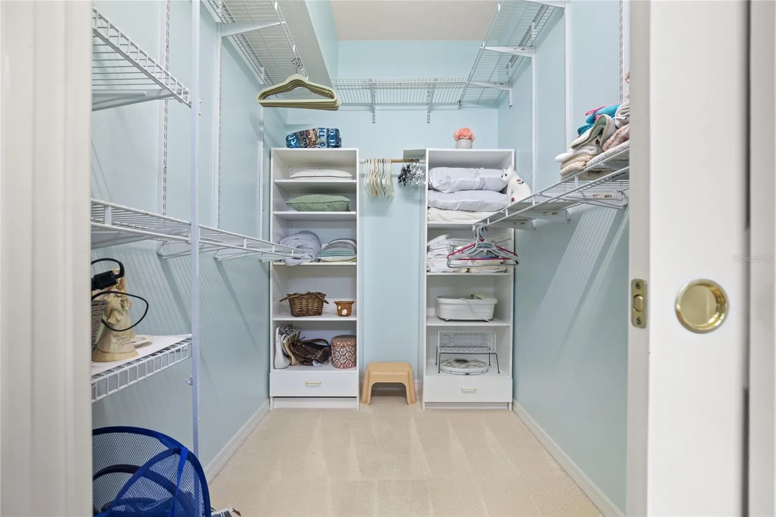 LARGE PRIMARY WALK-IN CLOSET