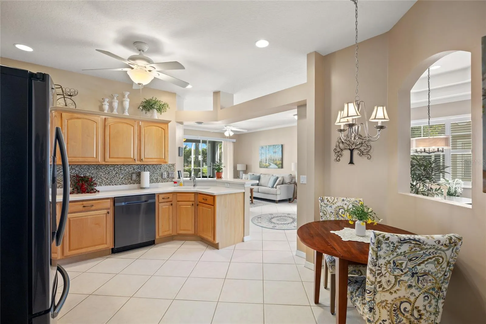 KITCHEN WITH BREAKFAST NOOK