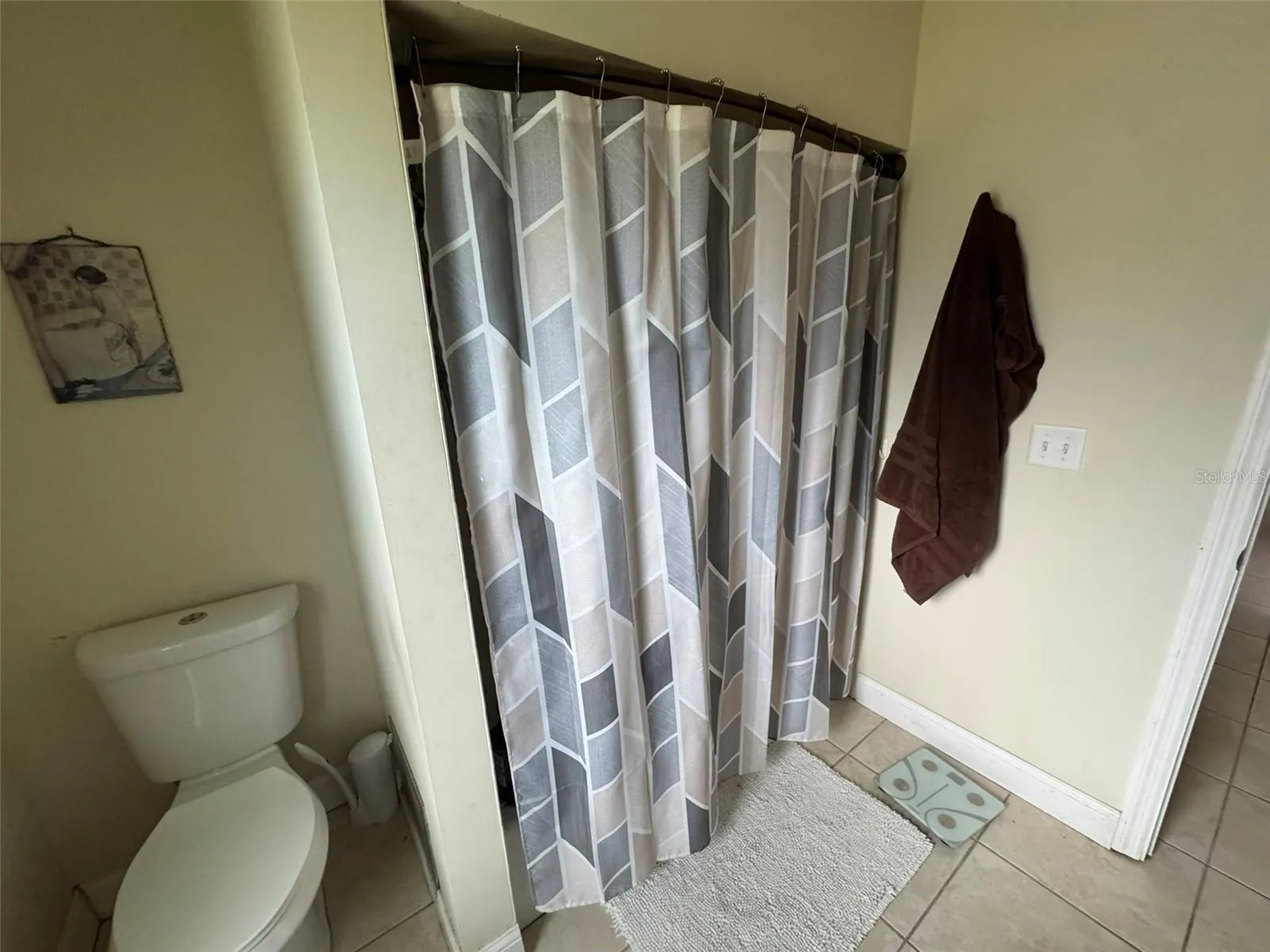 2nd bathroom with tub
