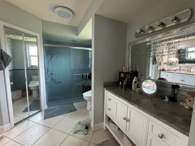primary en-suite bath with separate vanities
