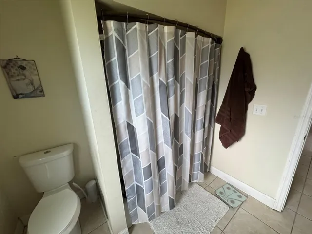 2nd bathroom with tub