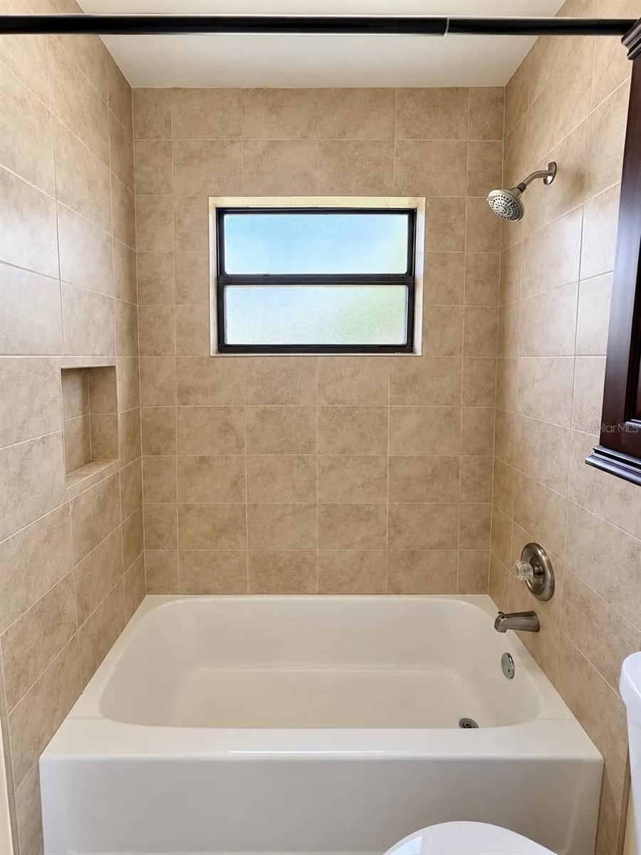 Gust Bathroom Tub