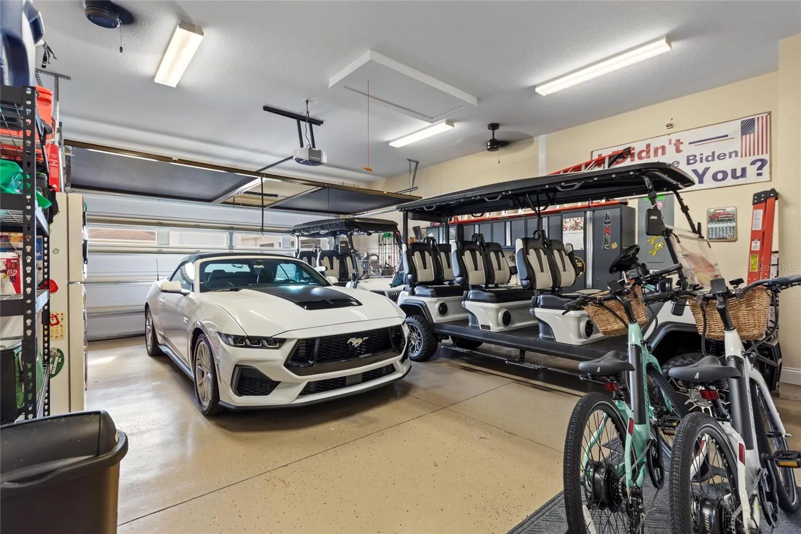 Oversized 2 car garage 20.5 x 28.5 with screen door