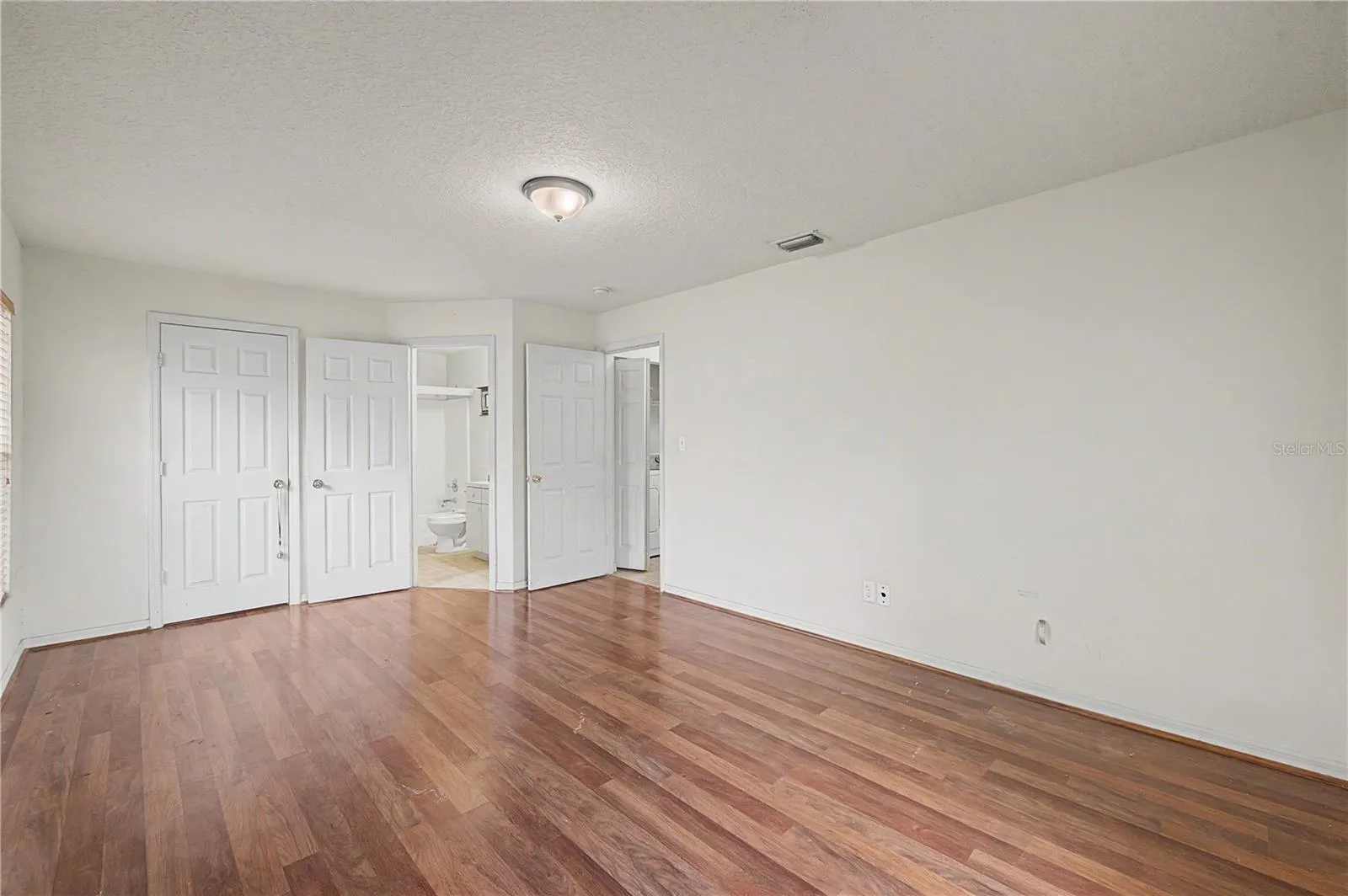 Primary Bedroom w/ Ensuite Full Bath