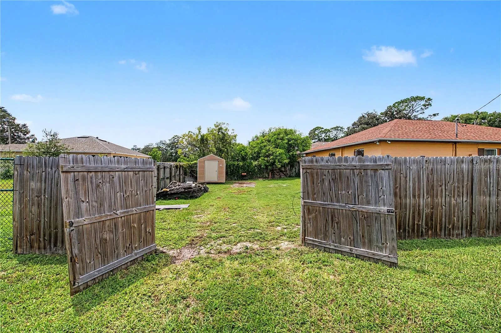 Side Entrance Double Gate for Easy Access
