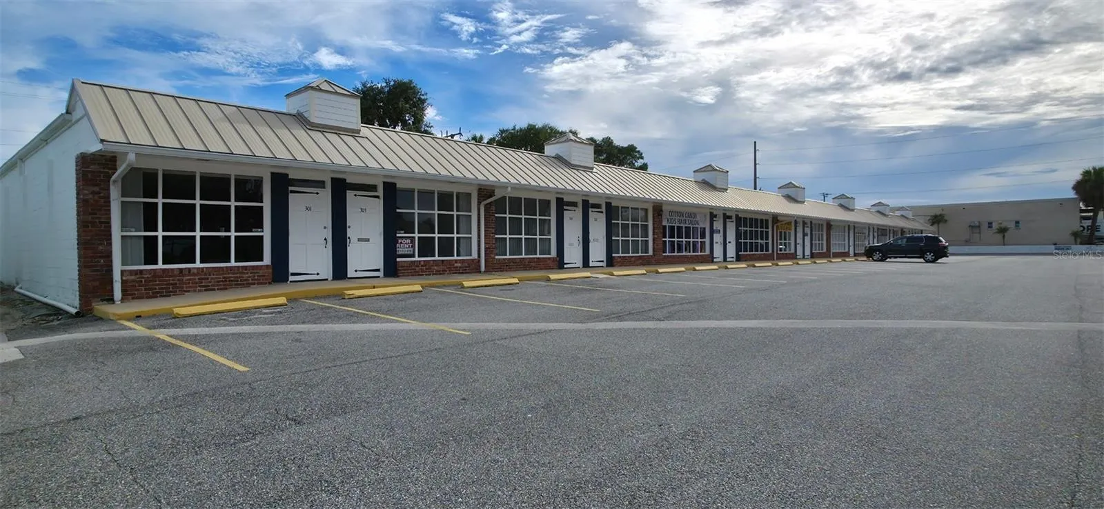 3rd Exterior photo