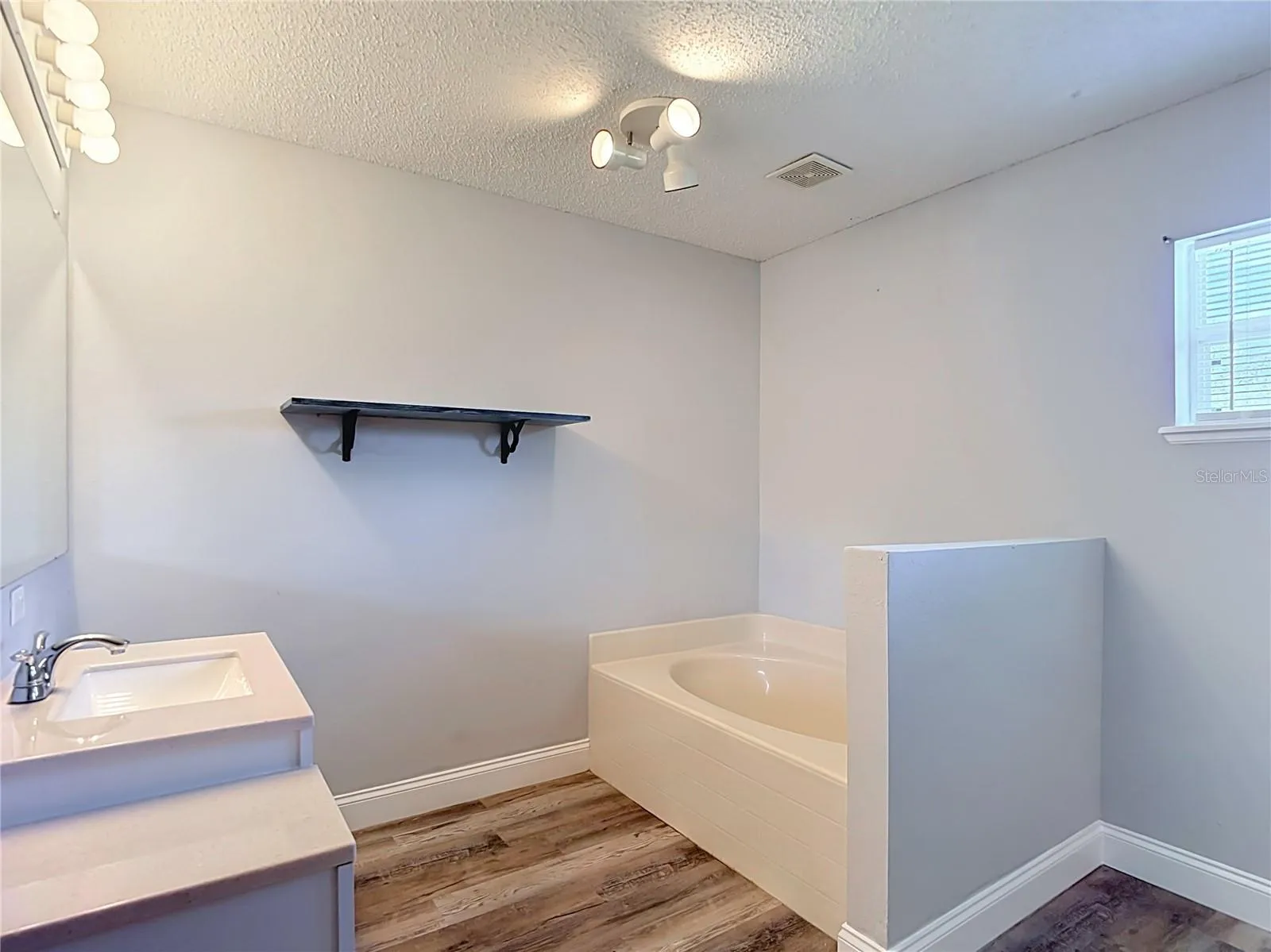 Primary Bedroom’s En Suite Bathroom