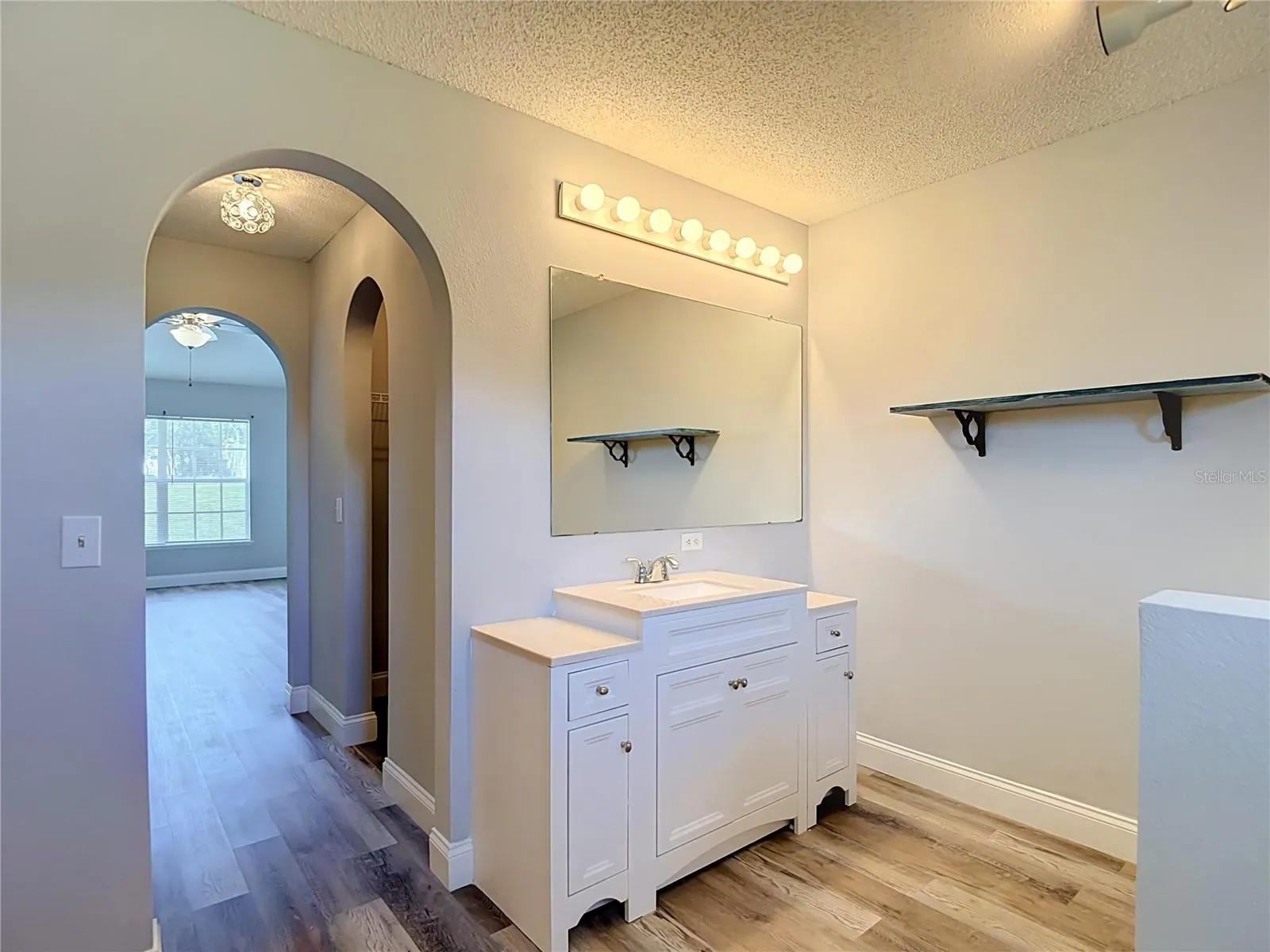 Primary Bedroom’s En Suite Bathroom