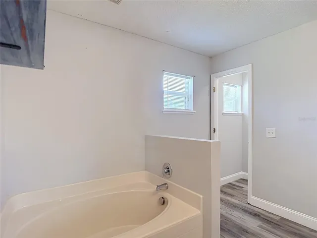 Primary Bedroom’s En Suite Bathroom